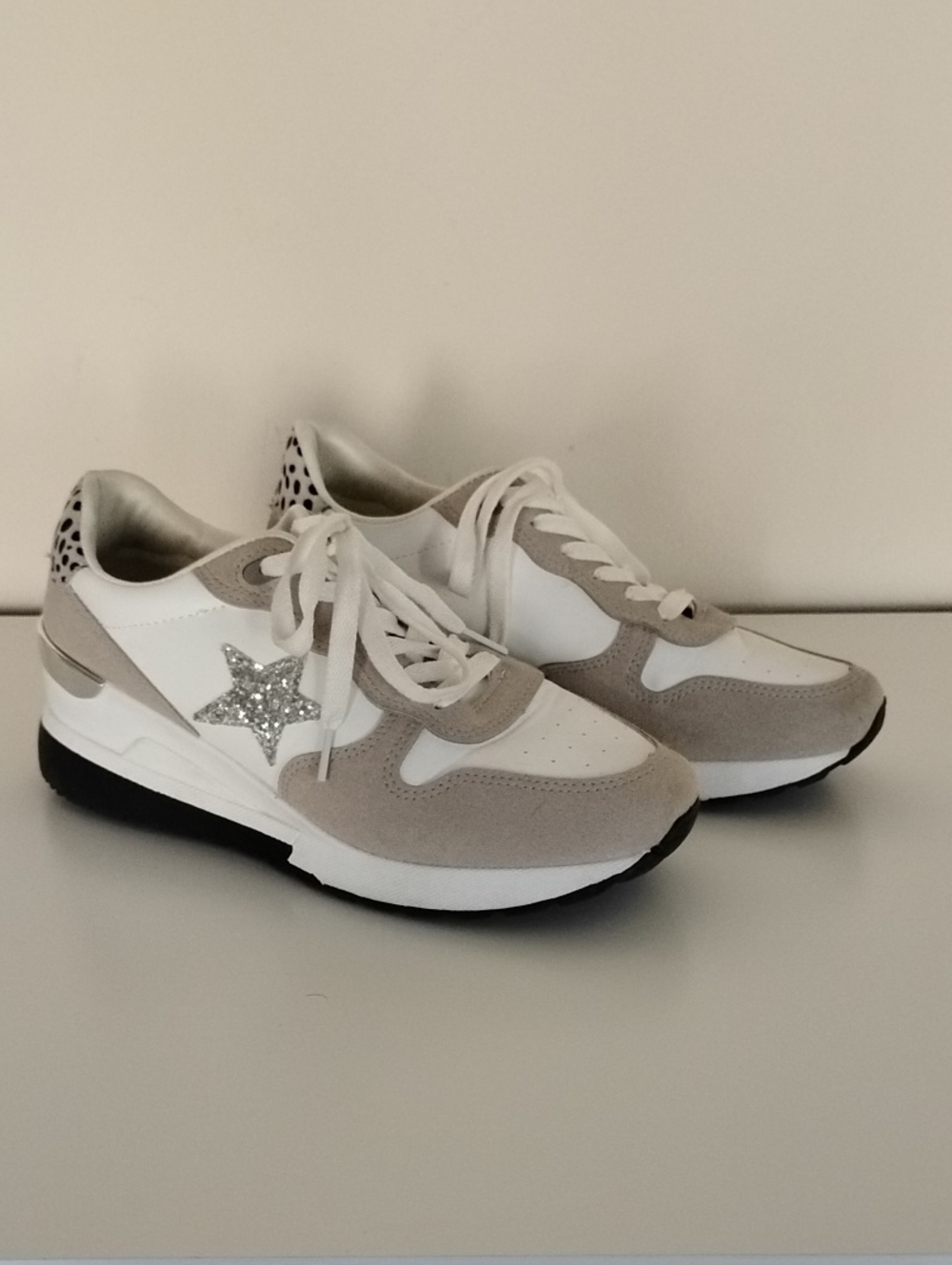 Jessica Carlyle Size 8 White & Light Gray Star Accent Lace-Up Sneakers